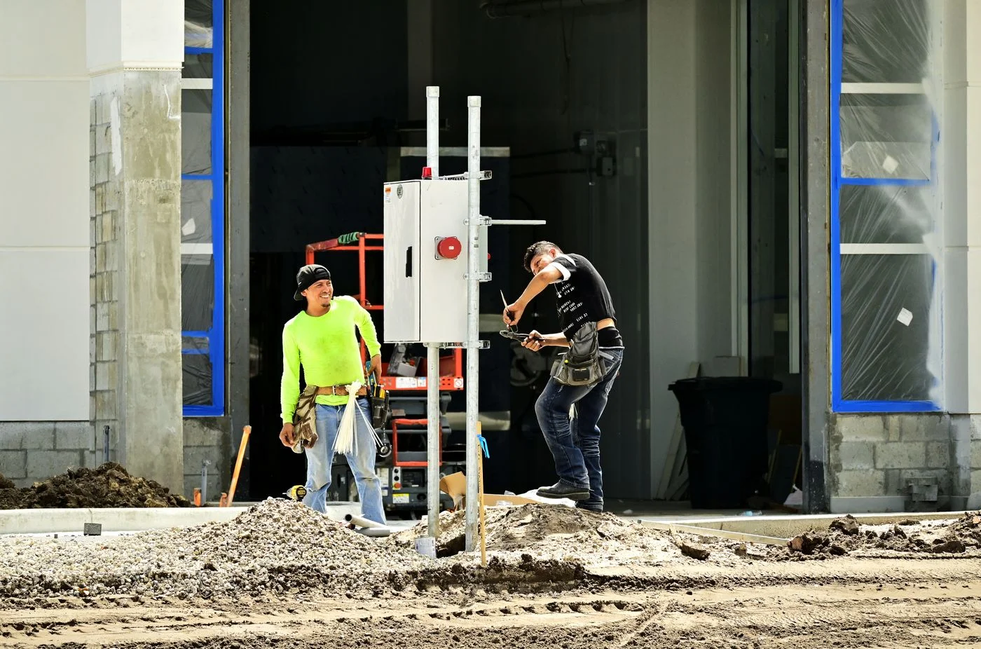 Técnicos eléctricos TRS trabajando en instalación