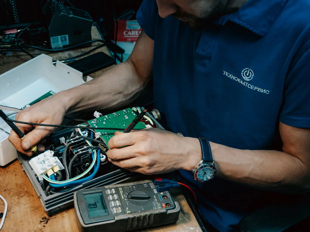 Técnico usando sondas de medición en circuito electrónico